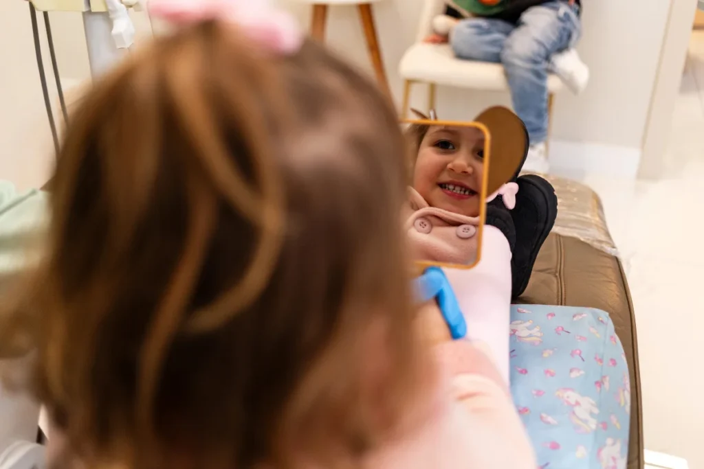 Dentista Infantil em Lages - menina na cadeira de dentista