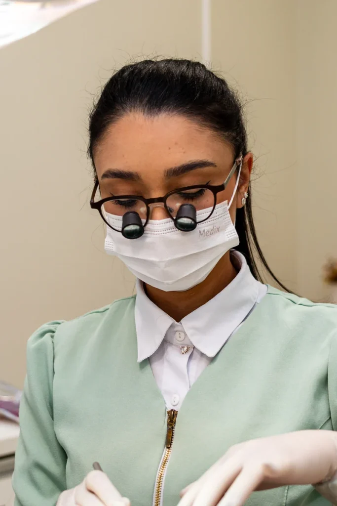 Dentista da Volare Saúde Integrada durante atendimento em Lages